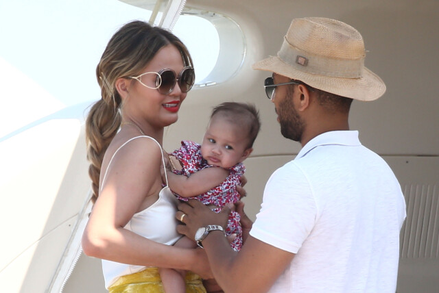 SOMMERFERIE: Chrissy Teigen hadde i juli med seg datteren Luna til franske Saint-Tropez. Foto: Abaca SOMMERFERIE: Chrissy Teigen hadde i juli med seg datteren Luna til franske Saint-Tropez. Foto: Abaca